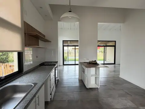 Casa 4 ambientes con 2 baños