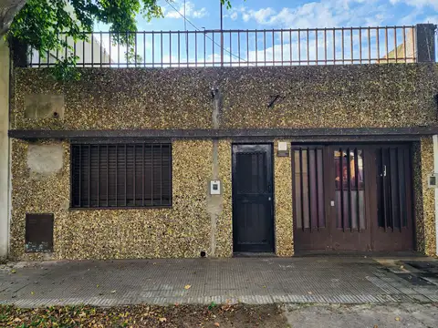Casa al frente a reciclar de 2 dormitorios, Parque Casado