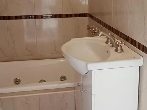 TIPO CASA PISO UNICO  AL FRENTE 3 AMB AMPLIOS IMPECABLE ENTRADA INDEPENDIENTE SIN EXPENSAS EXCELENTE UBICACION DUEÑO SIN COMISION..
