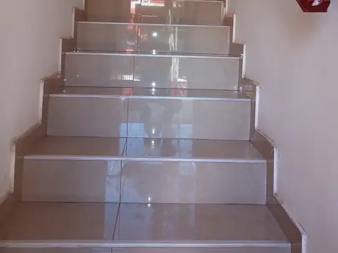 TIPO CASA PISO UNICO  AL FRENTE 3 AMB AMPLIOS IMPECABLE ENTRADA INDEPENDIENTE SIN EXPENSAS EXCELENTE UBICACION DUEÑO SIN COMISION..