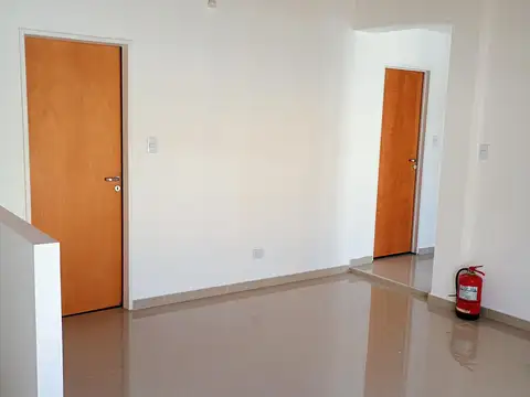 TIPO CASA  AL FRENTE 3 AMB AMPLIOS IMPECABLE SUPER LUMINOSA   SOLO 2 UNIDADES  ENTRADA INDEPENDIENTE SIN EXPENSAS EXCELENTE UBICACION DUEÑO SIN COMISION..