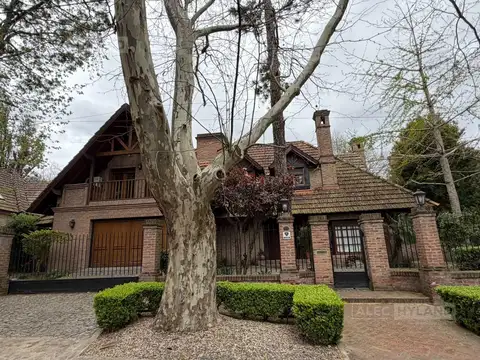 Casa ladrillo a la vista, 2 plantas, en barrio Schoenstatt, Lomas de San Isidro