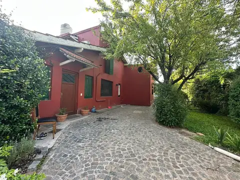 CASA 5 AMB EN VENTA EN PILAR