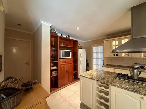 Casa 13 ambientes con 3 baños