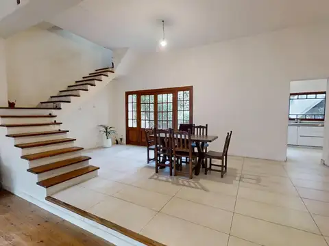 Casa en Venta de 4 Ambientes en Barrio Vicente López con Lavadero, Jardín y Terraza