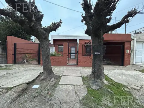 Venta Casa 4 ambientes con cochera y jardín en Bernal Oeste