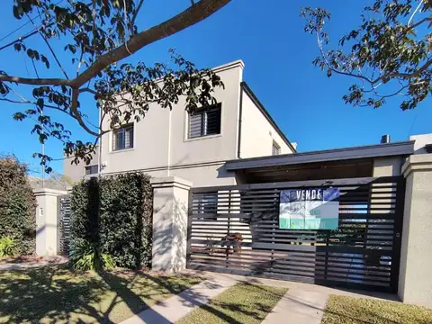 CASA IMPECABLE EN VENTA CON GRAN PATIO Y PILETA