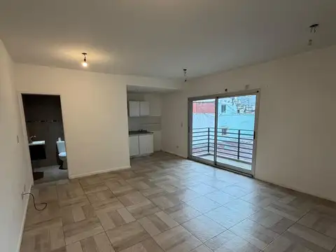 Monoambiente al frente con balcon, muy luminoso a mts de Av