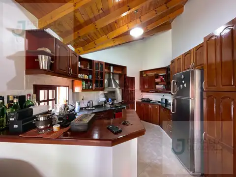 Casa 8 ambientes con 4 baños