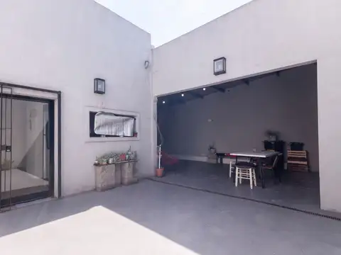 VENTA CASA 3 AMB COCHERA PATIO QUINCHO LANUS