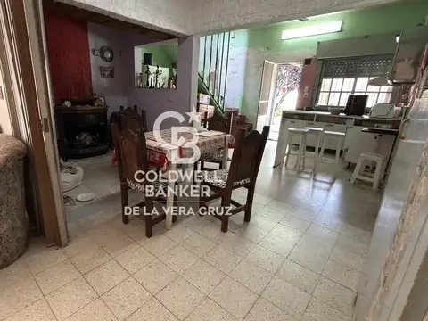 Casa interna en candioti norte de 3 dormitorios, con patio y terraza.