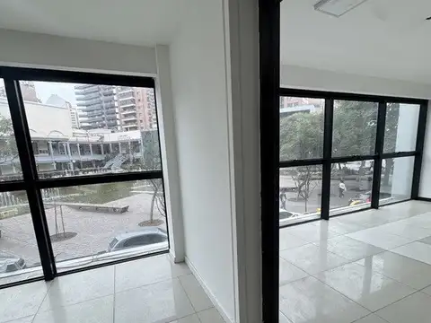Oficina 11 ambientes con 4 baños