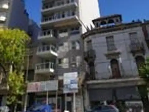 Departamento de 2 ambientes, c/balcón, baño y toilette