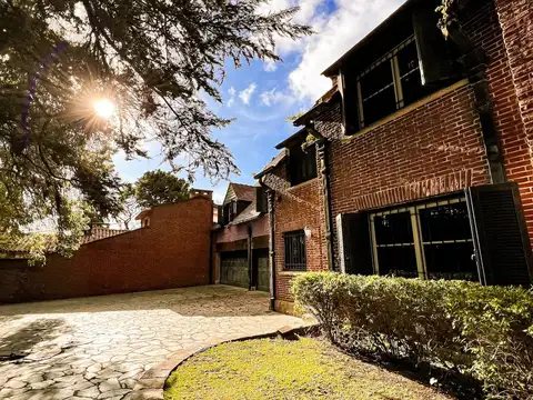 Casa 9 ambientes con 4 baños