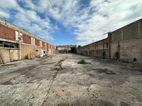 Depósito a refaccionar con oficinas y playa de maniobras.