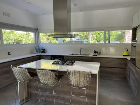 Casa 4 ambientes con 3 baños