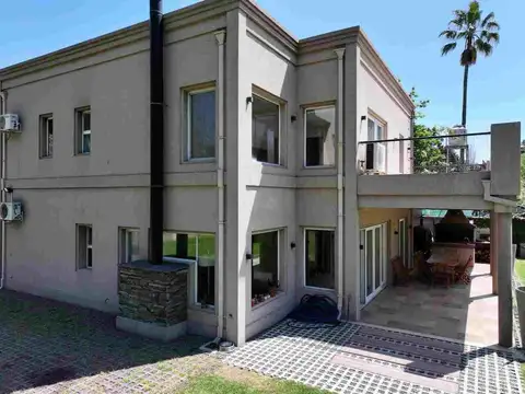 Casa 6 ambientes con 4 baños