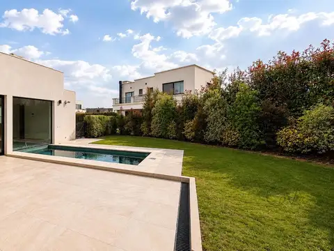 Casa en Venta con 2 cocheras