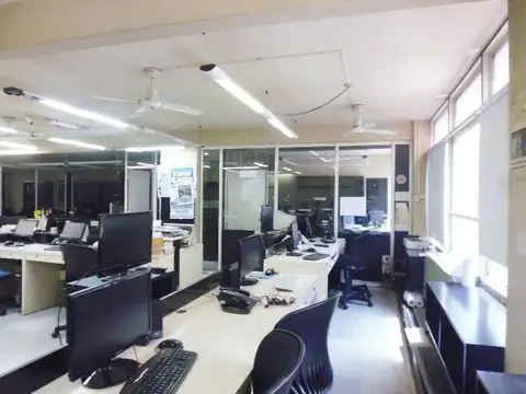 Oficina 7 ambientes con 2 baños