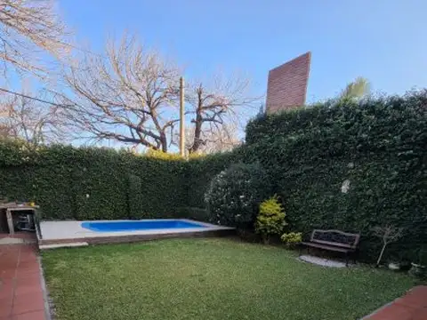 Casa 8 ambientes con 2 baños