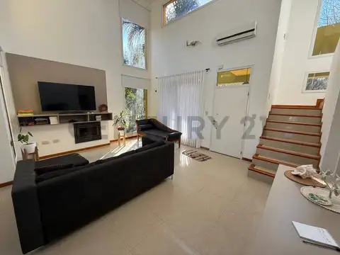 CASA EN VENTA 4 AMBIENTES LOTE 1200 M2 CON PILETA Y VISTA A LA LAGUNA POSADA DE LOS LAGOS