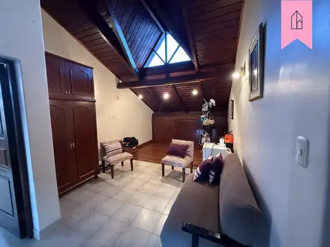 Casa en venta c/ cochera en Grand Bourg