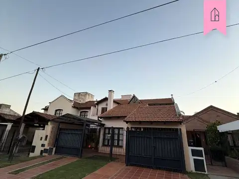 Casa en venta c/ cochera en Grand Bourg