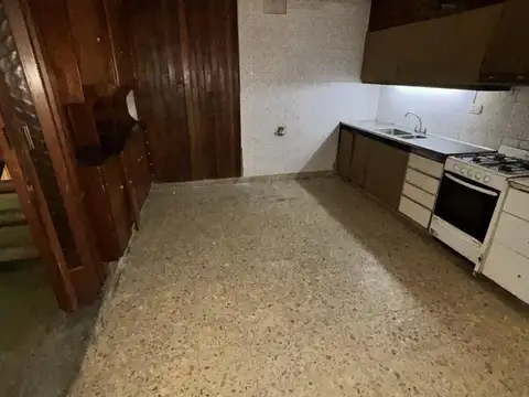 Casa 8 ambientes con 3 baños