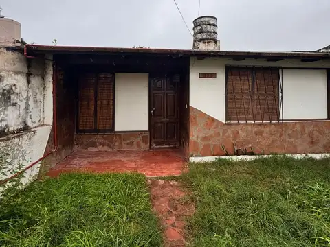 CASA EN VENTA EN BARRIO PANDO, ZONA SUR GOYA