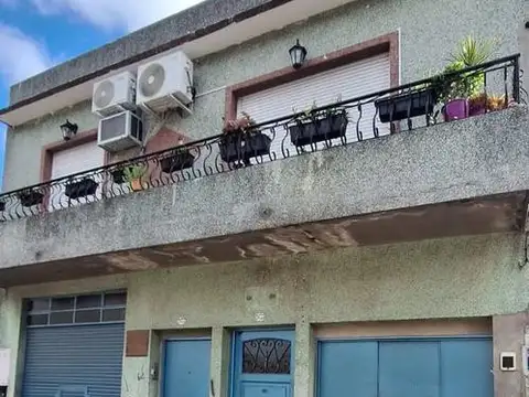 Depósito de 175 m² en Venta con Cochera y Patio - José Ingen