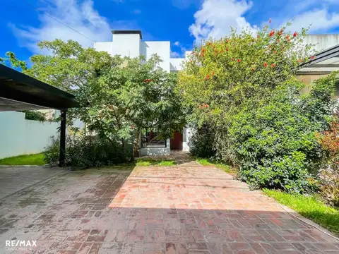 Casa en Venta en City Bell – Parque y Pileta