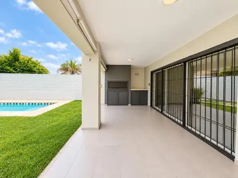 Casa en Venta Lomas del Chateau jardin verde pileta