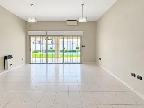 Casa en Venta Lomas del Chateau jardin verde pileta
