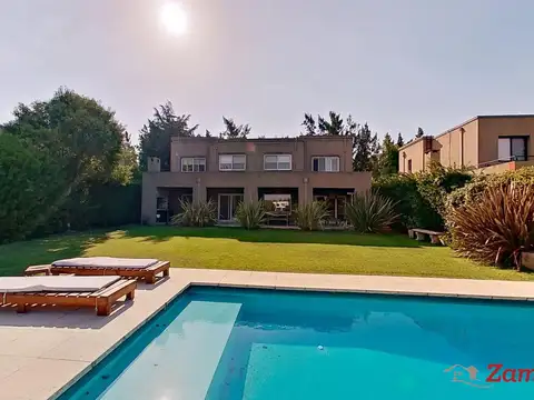 Venta casa con 4 dormitorios a la laguna en el Barrio Cerrado La Comarca