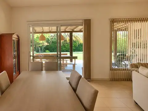 Casa en Venta con 3 cocheras