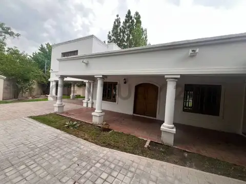 Casa 5 ambientes con 4 baños