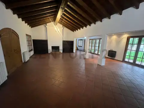 CASA EN VENTA EN CHACRAS DE CORIA