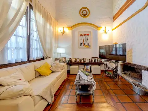 VENTA CASA  4 DORMITORIOS  CON GRAN PARQUE  PILETA Y QUINCHO EN ALBERDI