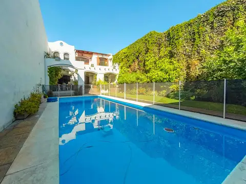 VENTA CASA  4 DORMITORIOS  CON GRAN PARQUE  PILETA Y QUINCHO EN ALBERDI