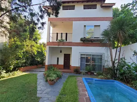 Vende casa de 5 amb. con pileta en Villa Adelina