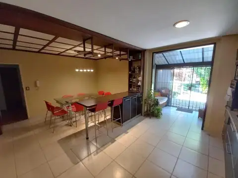 Chalet en Venta 4 ambientes Fondo Pileta Cochera Haedo Norte