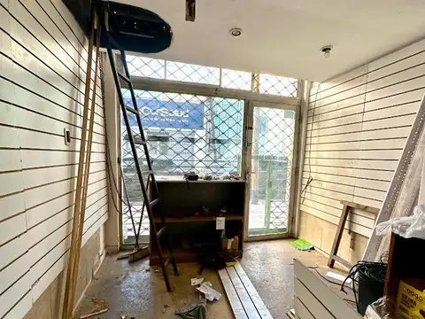 Local en centro de L. de Zamora con entrepiso - Gorriti 395