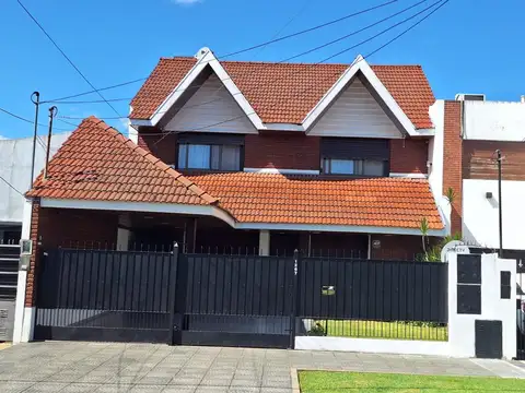 Casa 7 ambientes con 3 baños