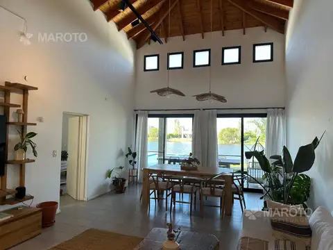 Casa en Venta con 2 cocheras