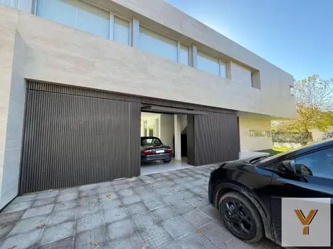 Casa 10 ambientes con 6 baños
