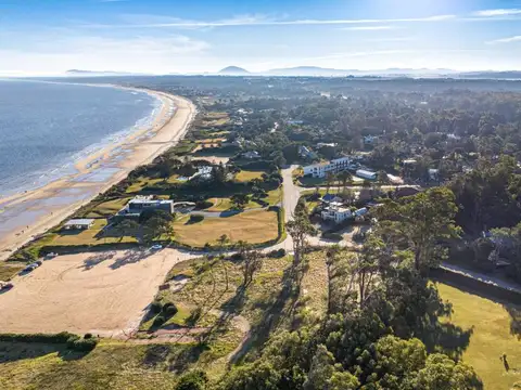 Lote de 2328 mt2 a 50 metros del mar en Solanas 100