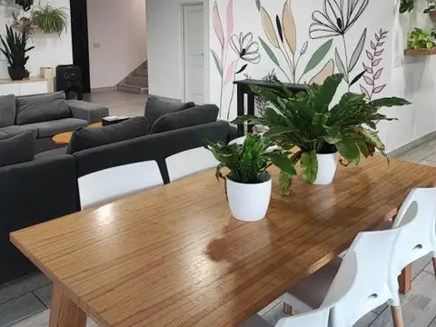 Casa en Venta con 6 cocheras