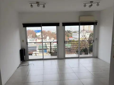 EXCELENTE 3 AMB. AL FRENTE CON AIRE ACONDICIONADO, BAÑO Y TOILETTE