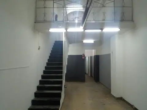 Excelente local comercial en 3 plantas 