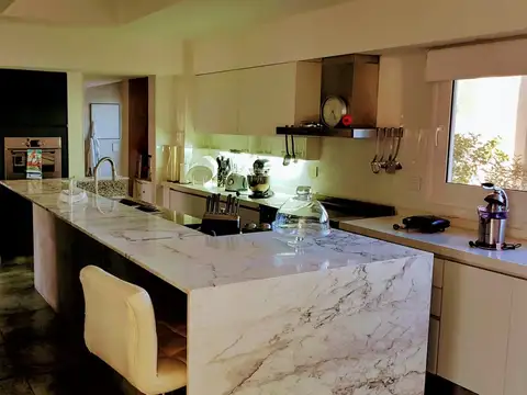 Casa en Venta con 5 cocheras